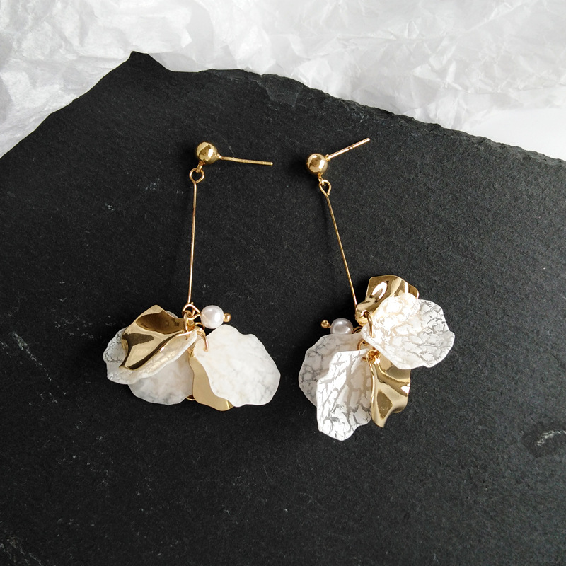 Pearl Shell Flower Earrings Image 5