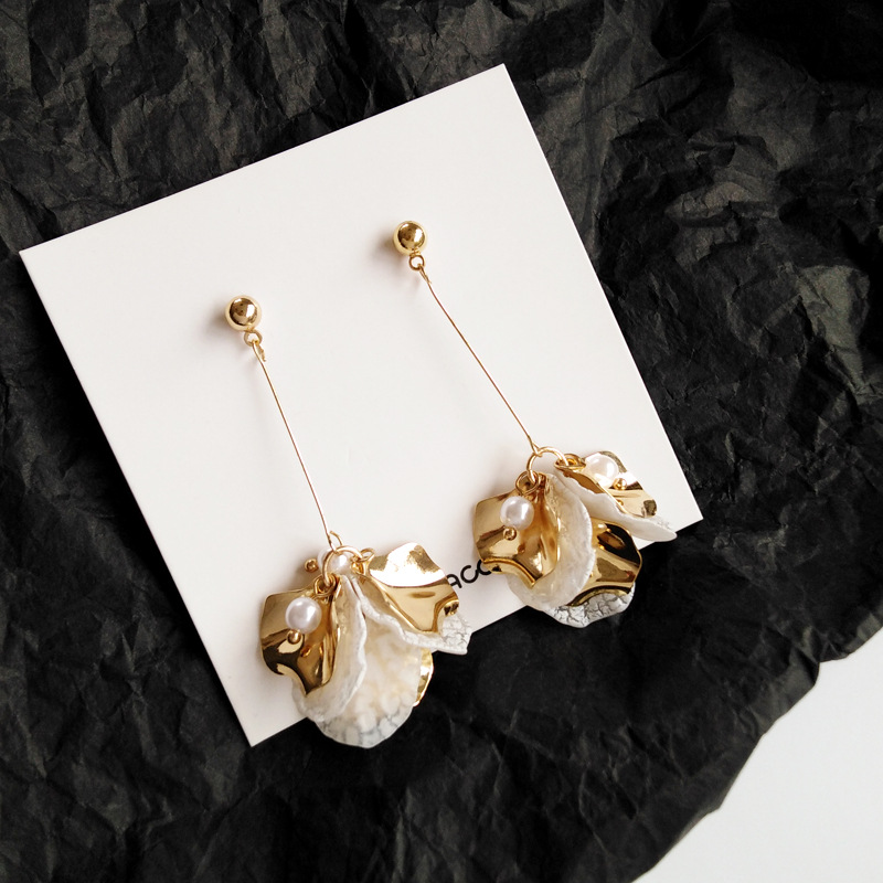 Pearl Shell Flower Earrings Image 2
