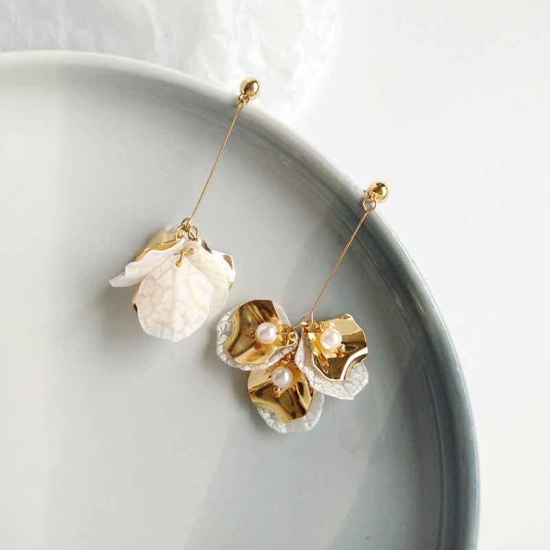 Pearl Shell Flower Earrings Image 3