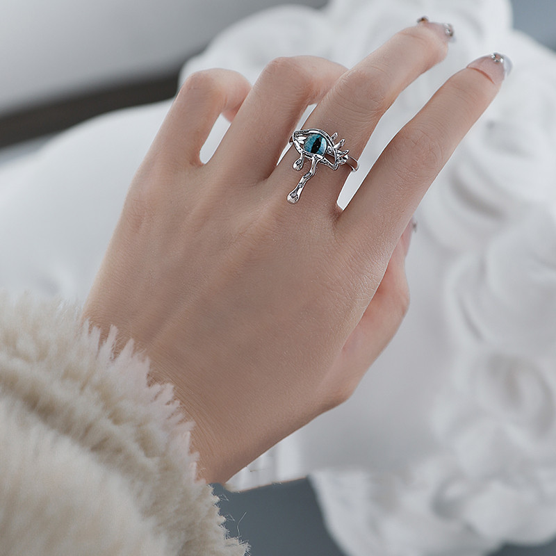 Fashion Devil's Eye Cat Ring Close-up