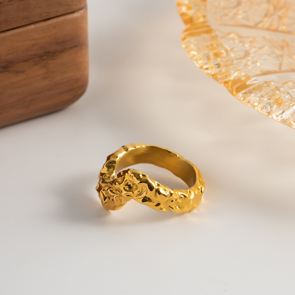 Anillo Punk Martillado en V de Acero Titanio Imagen 4
