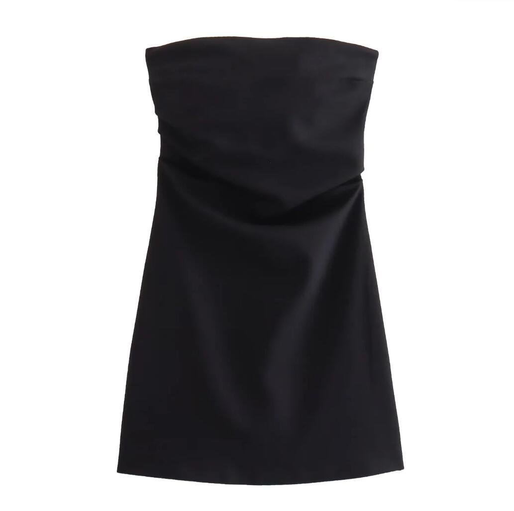 Off-shoulder dress detail 2