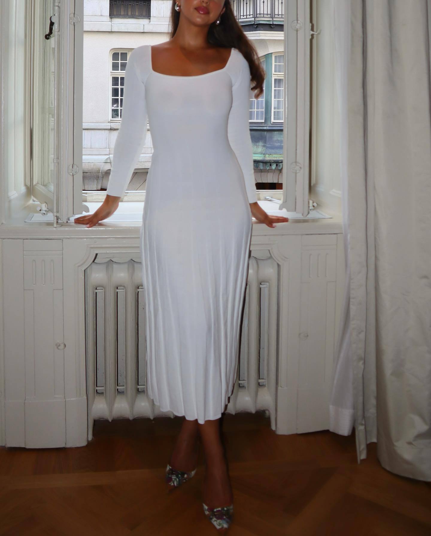 Robe Tricotée à Col Épaules Dénudées et Rayures Enfoncées