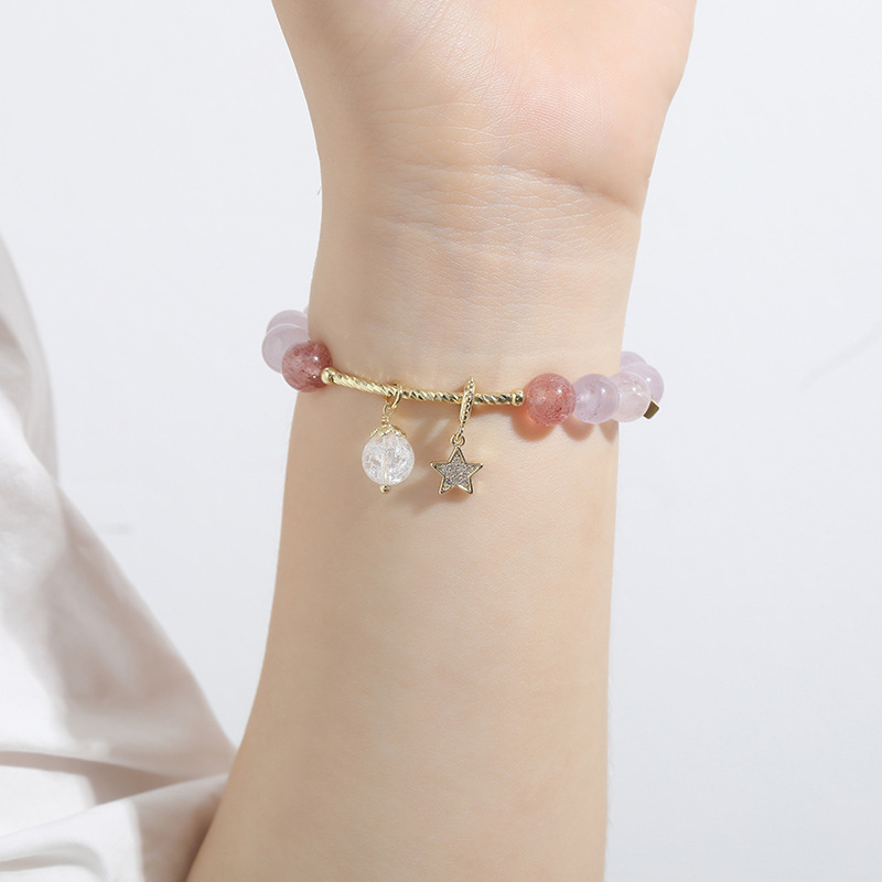 Dettaglio ravvicinato di bracciale lavanda ispirato al retrò