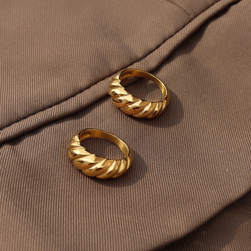 Retro Thread Wave Surface Ring Detail 5