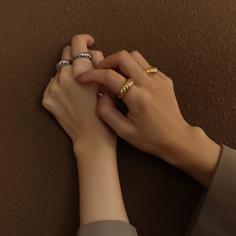 Retro Thread Wave Surface Ring