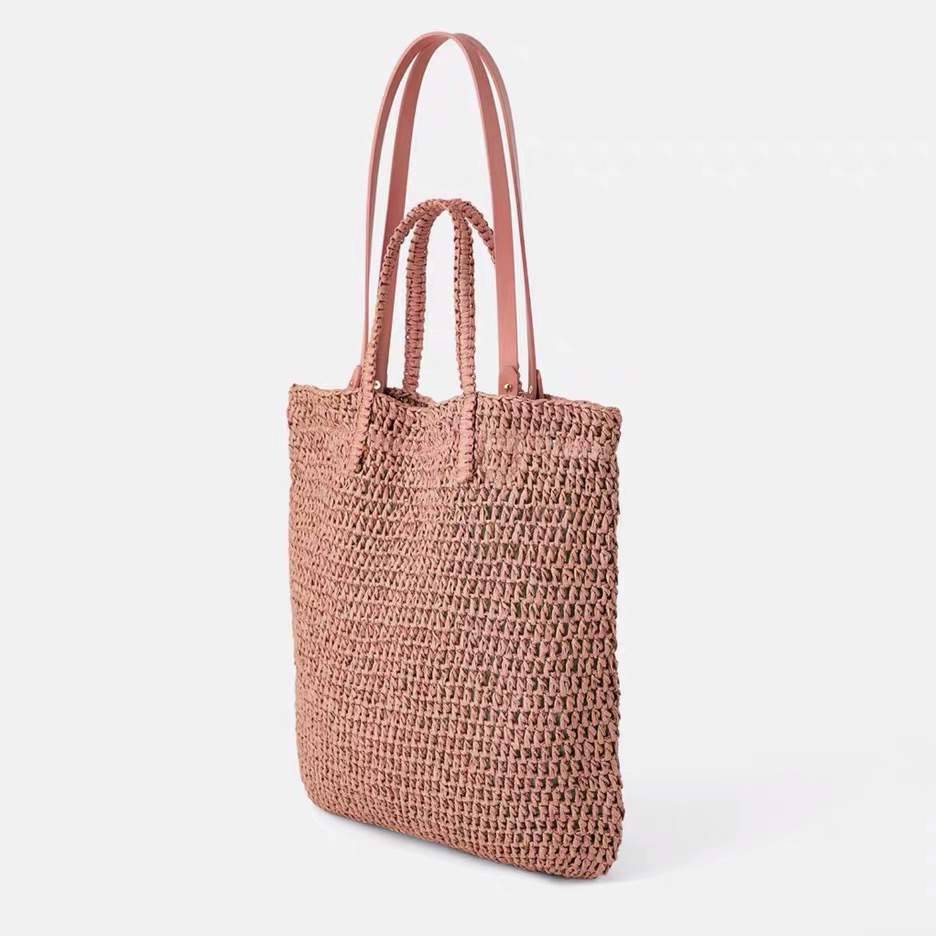 Elegant Straw Bag Design