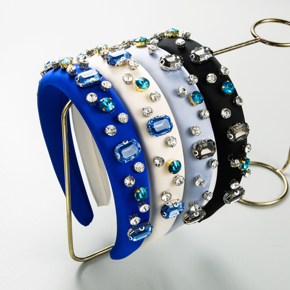 Wide-brimmed hair band in action