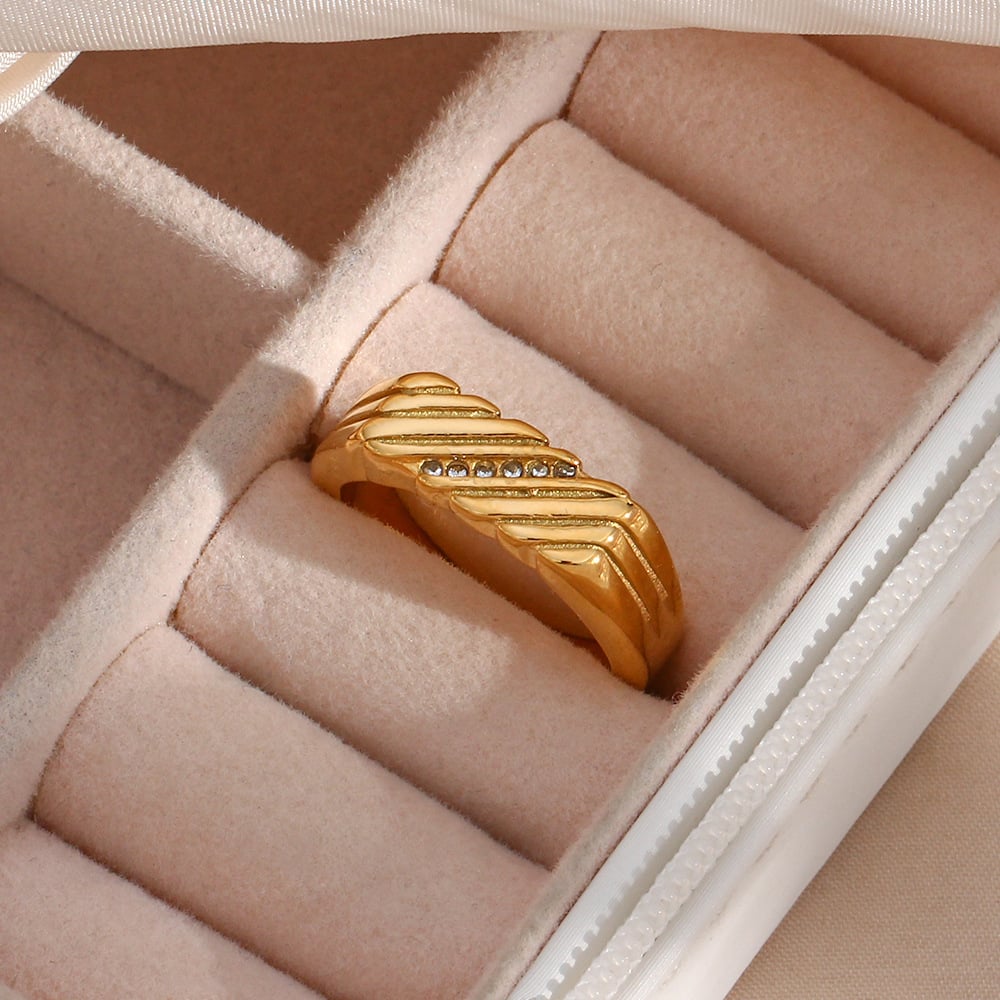 18K Gold Diagonal Stripe Inlaid Zircon Rectangular Ring - Image 1