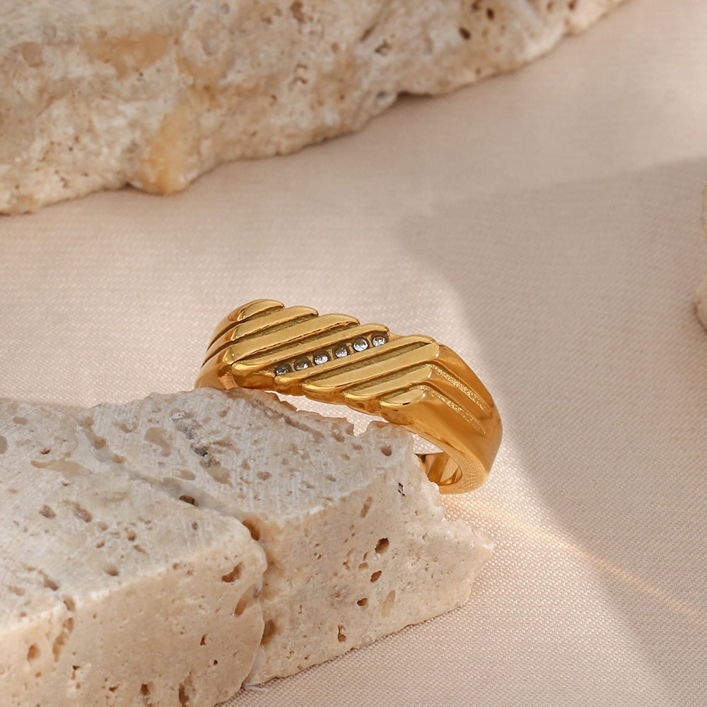 18K Gold Diagonal Stripe Inlaid Zircon Rectangular Ring - Image 6