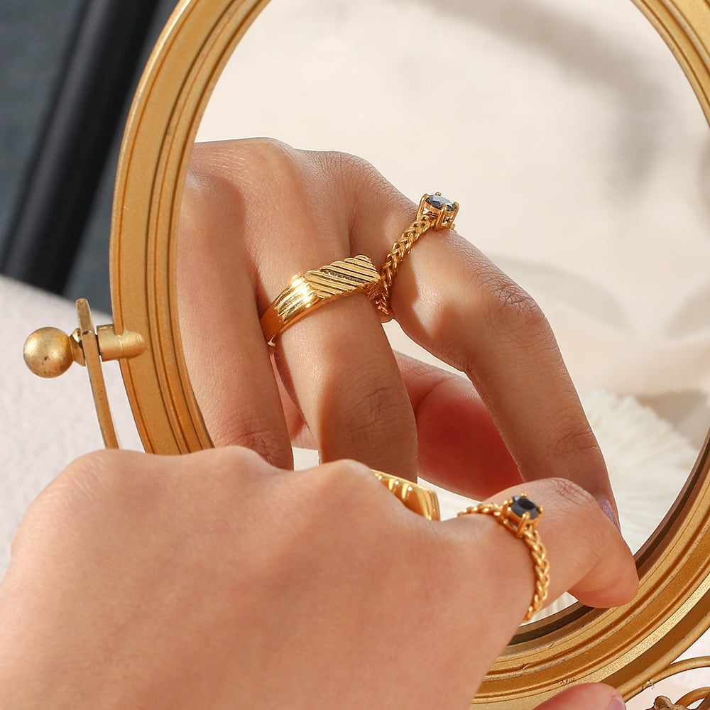 18K Gold Diagonal Stripe Inlaid Zircon Rectangular Ring - Image 3