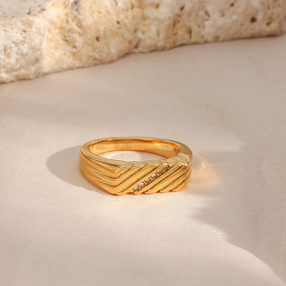 18K Gold Diagonal Stripe Inlaid Zircon Rectangular Ring - Image 4