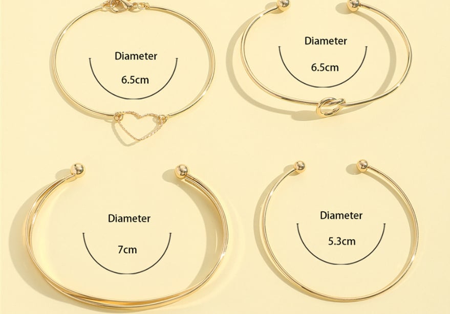 Pulseira vintage dourada com pingente de coração e letra "Love" em cristal.