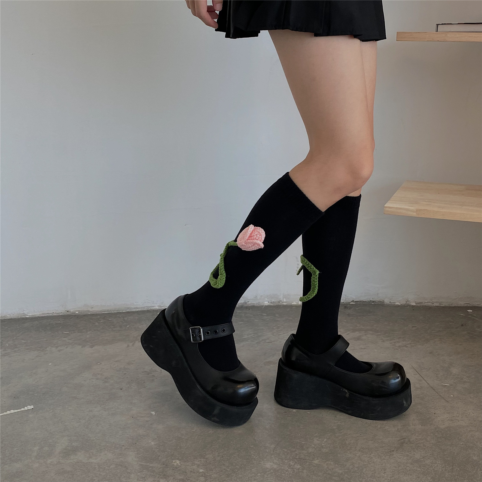 Tulip Crochet Cotton Mid Tube Stockings - Lifestyle