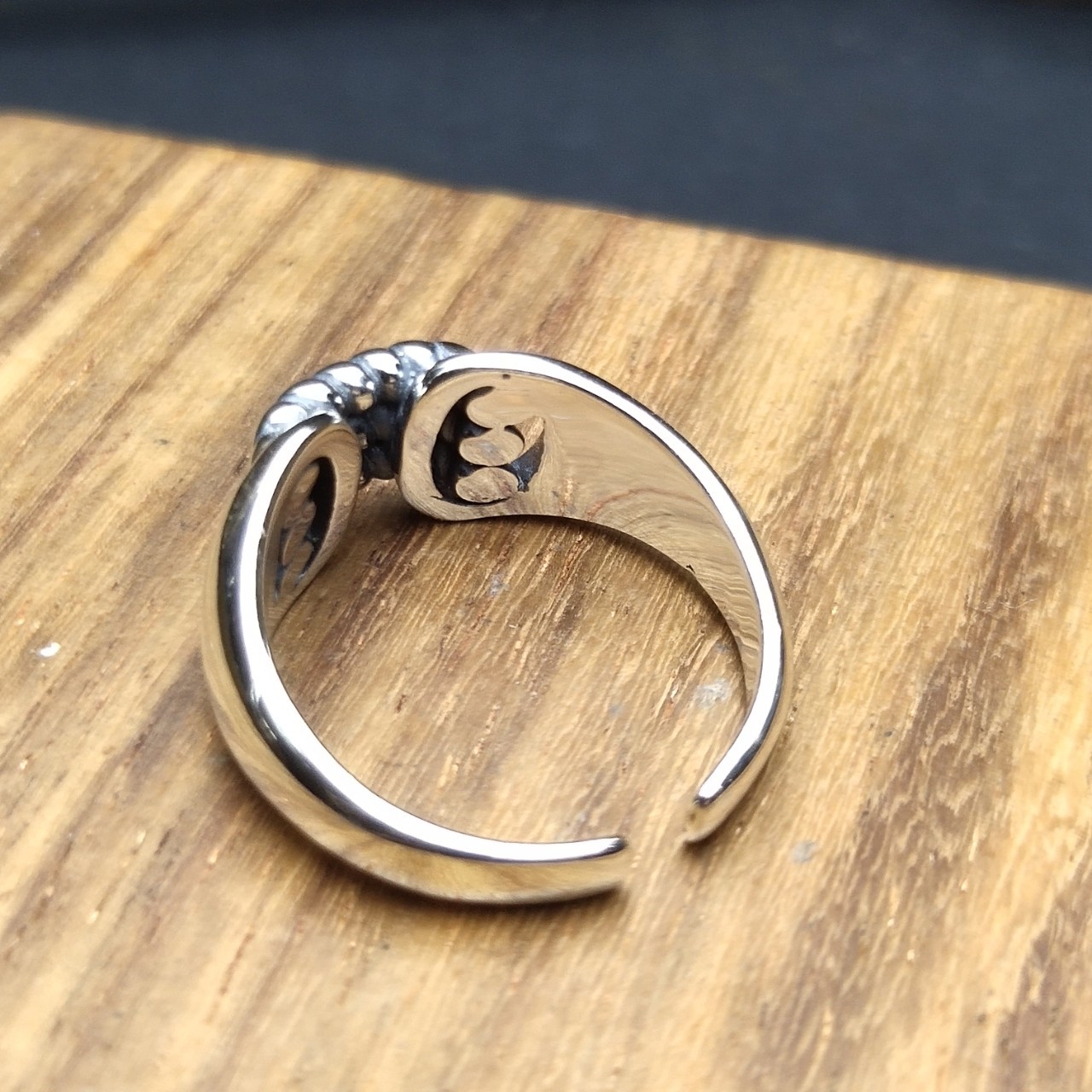 Cold Style Retro Distressed Twist Ring