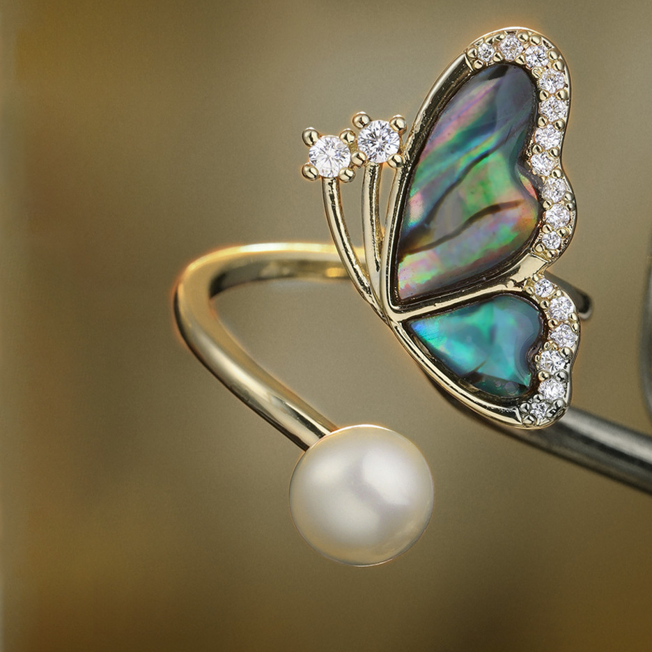 Elegant Pearl Detail