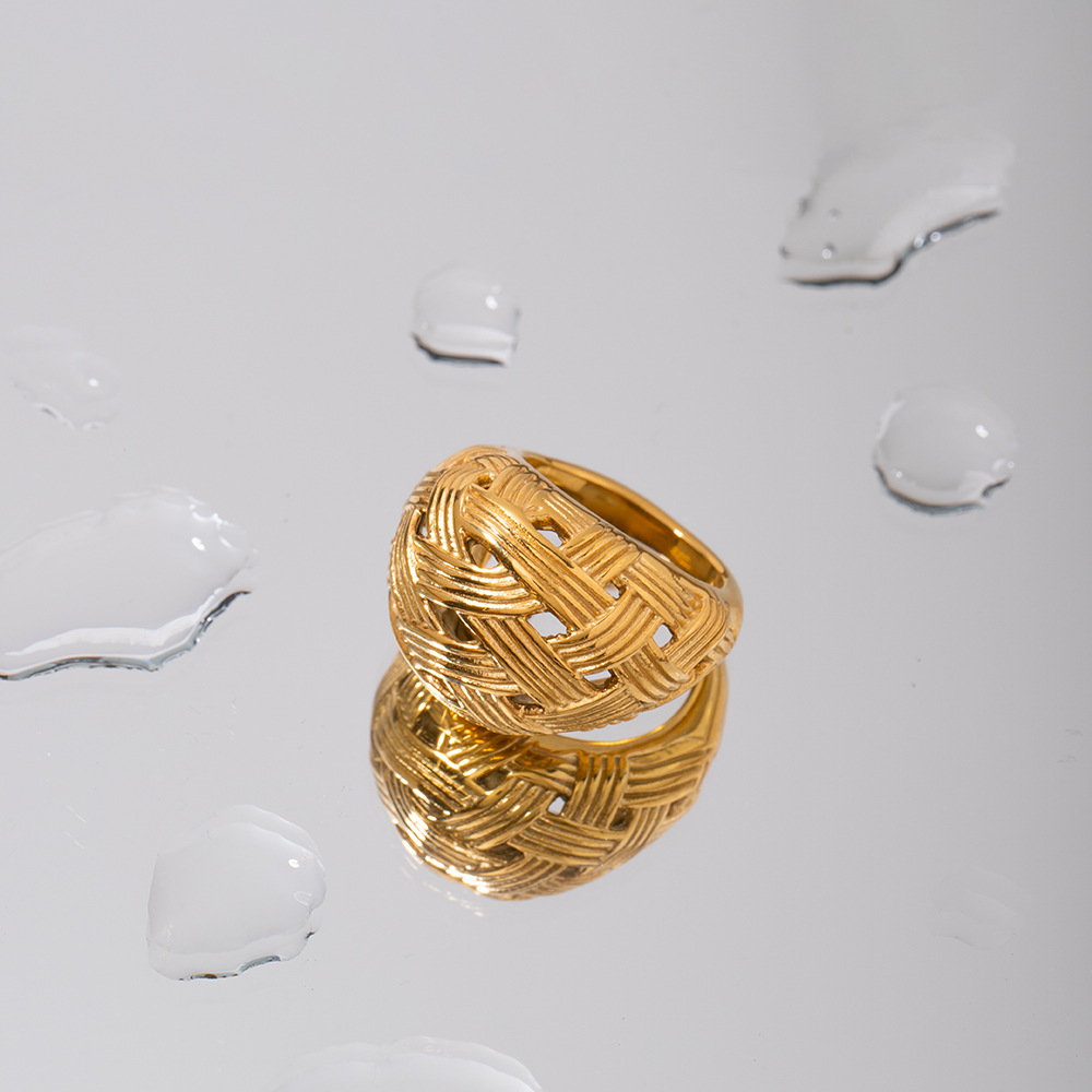 18K Gold Ring Image 6