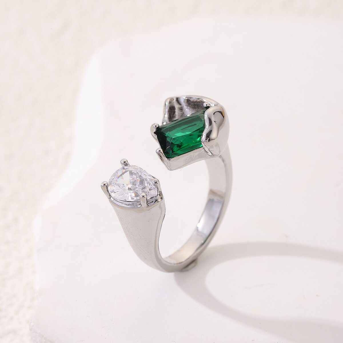 Emerald Elegant Ring - Lifestyle