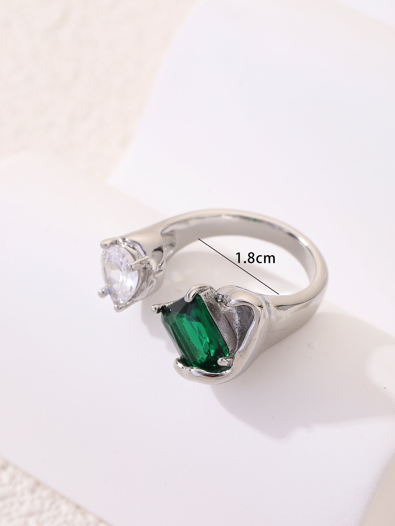 Emerald Elegant Ring - Detail