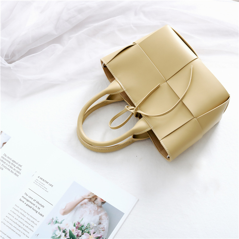 Chic Handbag Style