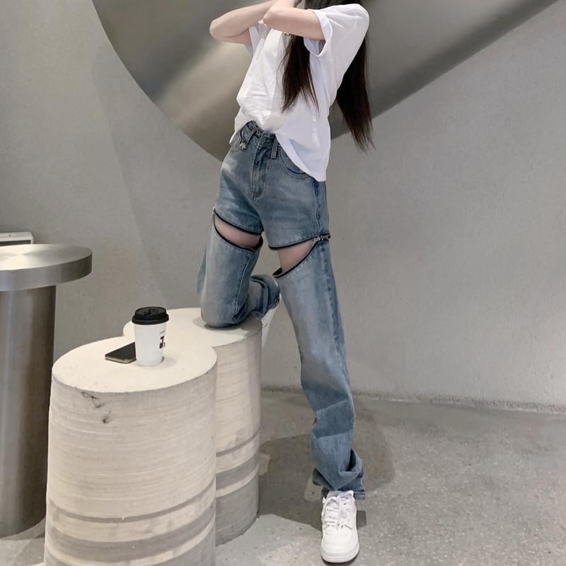 Wide-legged Jeans Front View