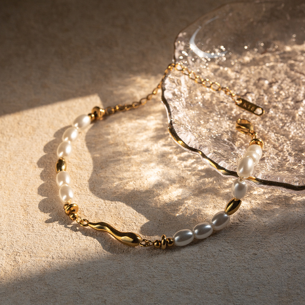 Bracelet worn on the wrist