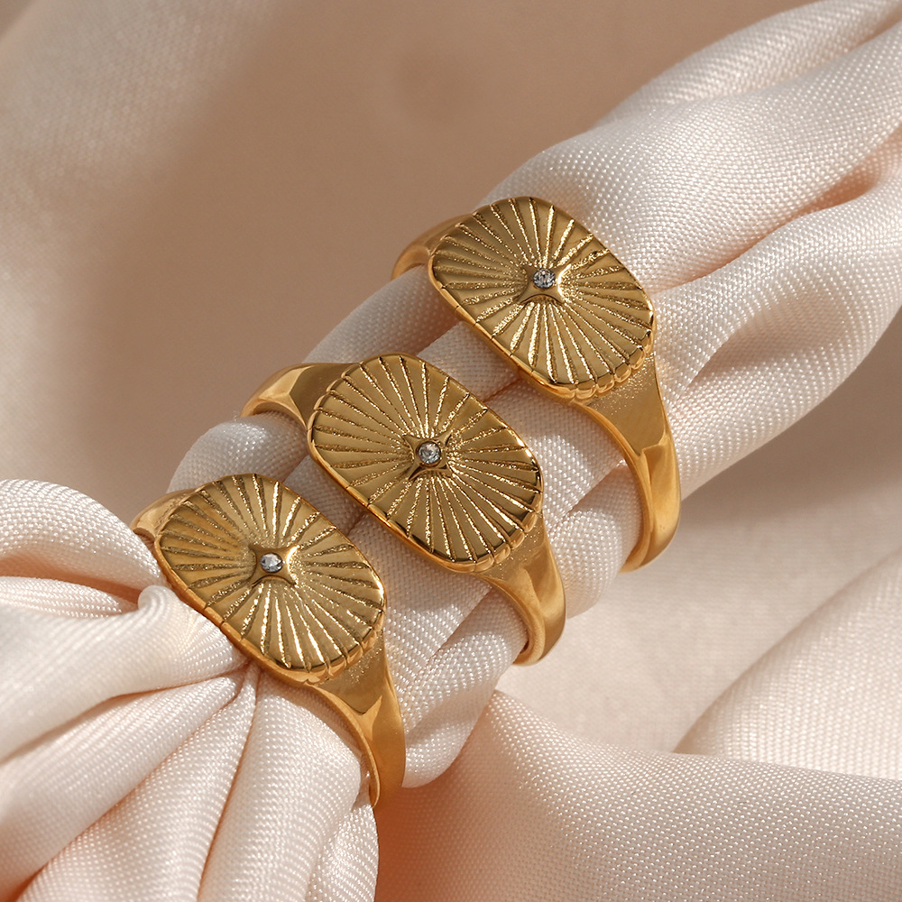 Aglaia Gold Ring Image 5