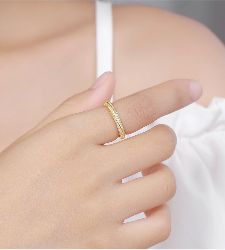 Mobius Strip Moissanite Ring Image 2