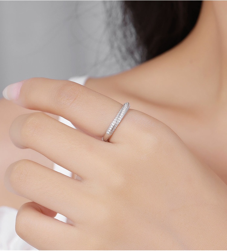 Mobius Strip Moissanite Ring Image 4
