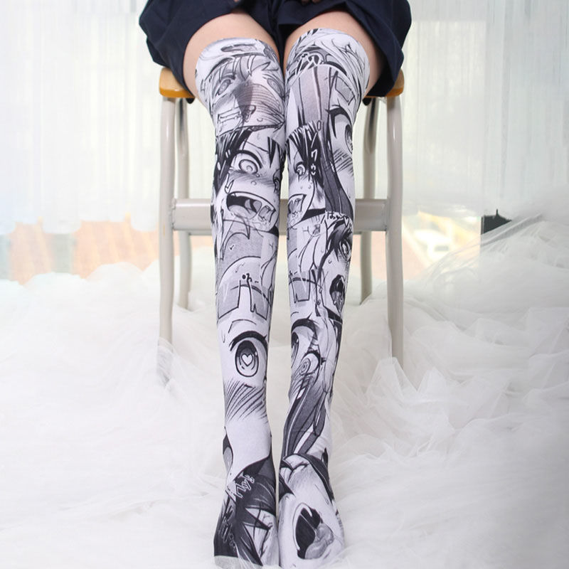 Calcetines largos de terciopelo con estampado de anime en un color vibrante