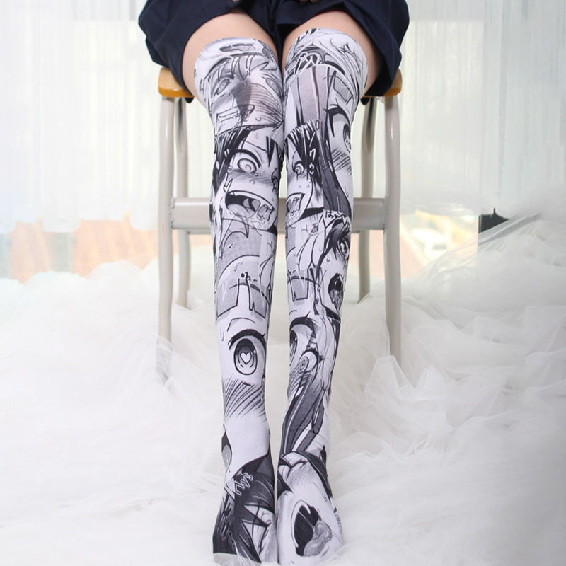 Primer plano de calcetines largos de terciopelo con estampado de anime