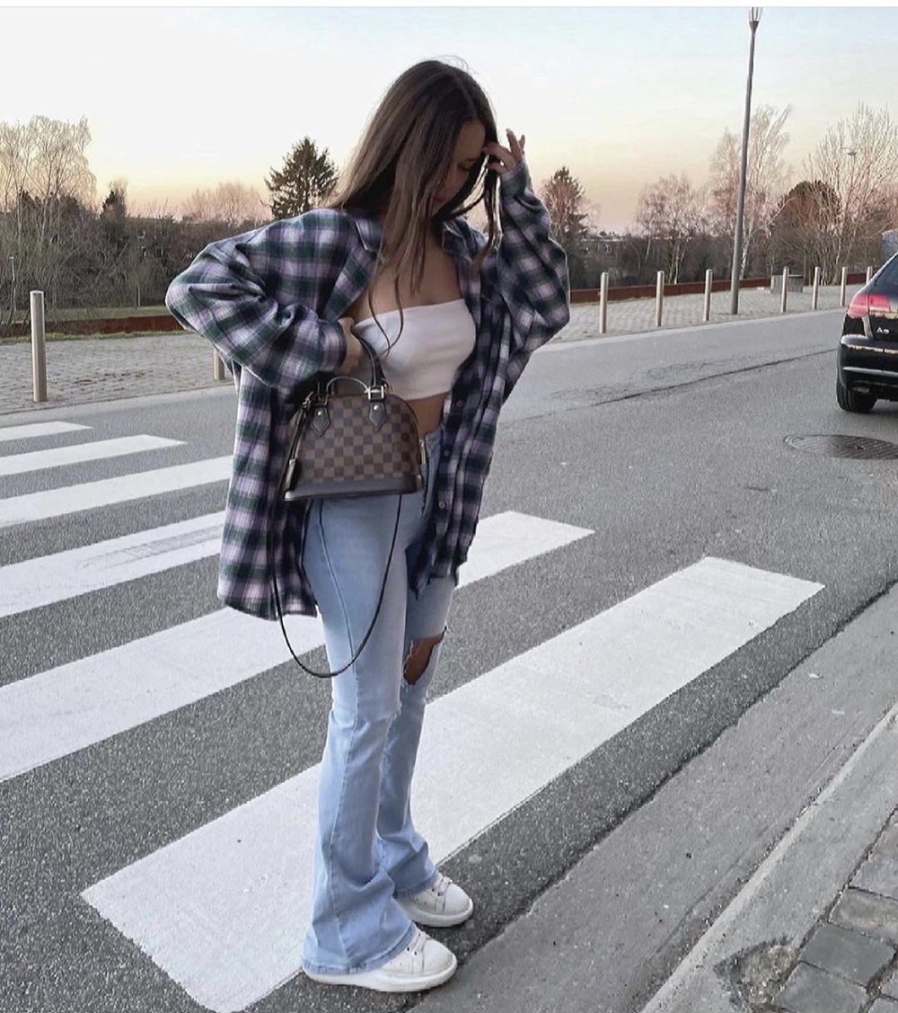 Irregular Hole Super High-rise Jeans 3