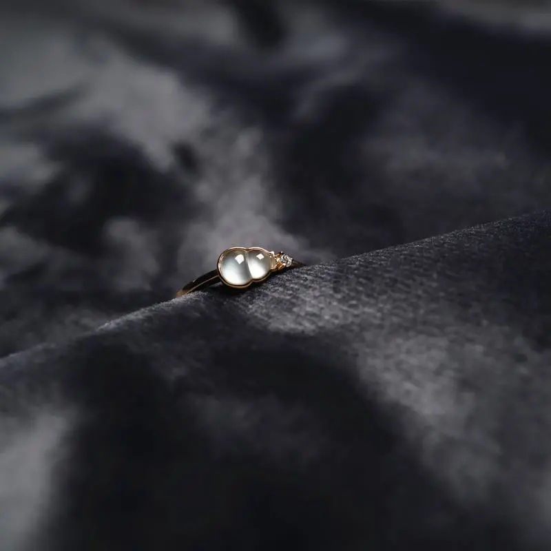 Anillo en la mano de una modelo