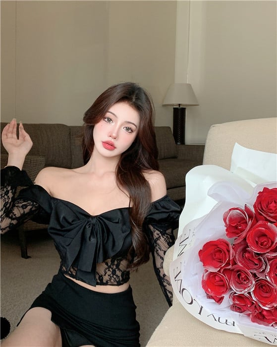 Square Neck Women's Short Bow Lace Stitching Shirt Image 3
