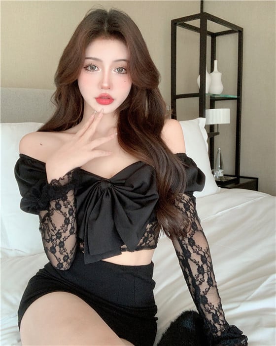 Square Neck Women's Short Bow Lace Stitching Shirt Image 1