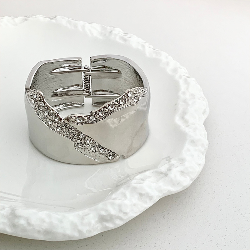 Elegant bracelet display