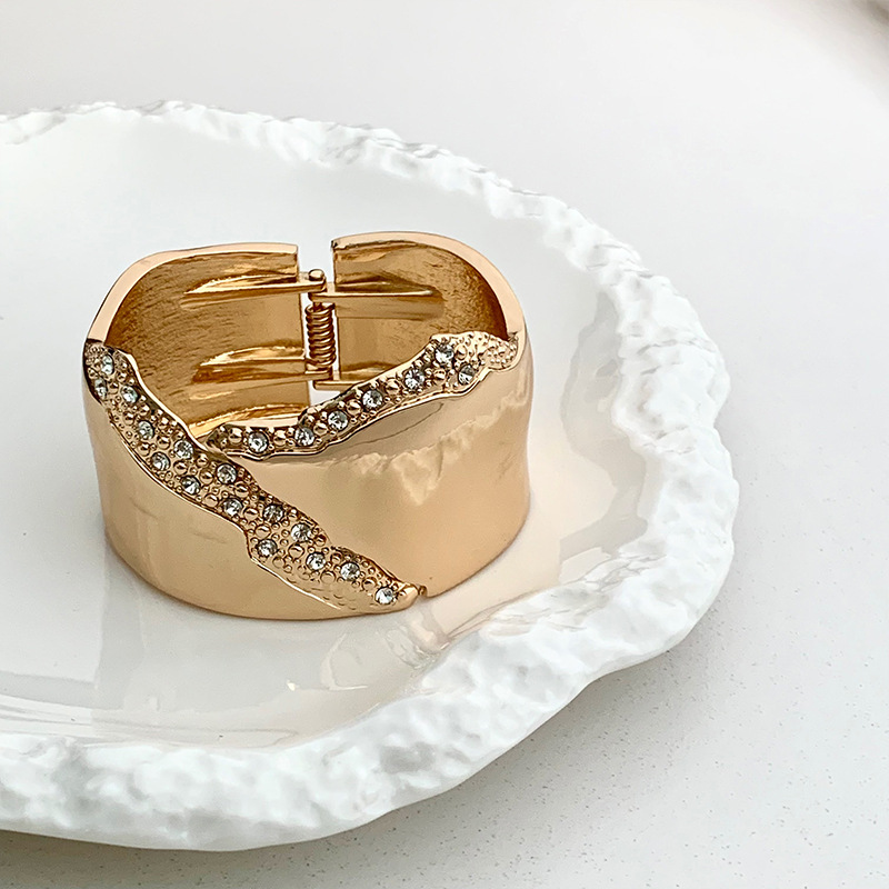 Simple Wide Face Bracelet in Gold