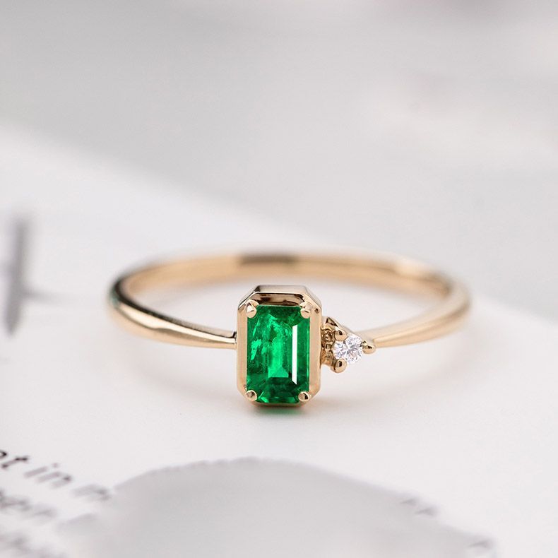 Colored stones ring