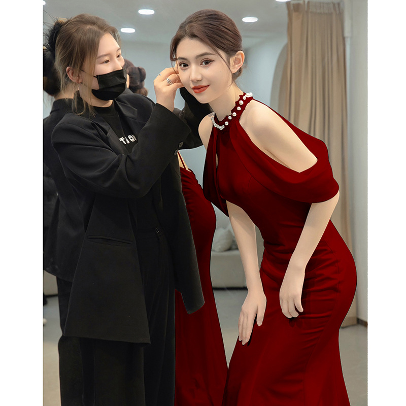 Elegant Neck Hanging Design