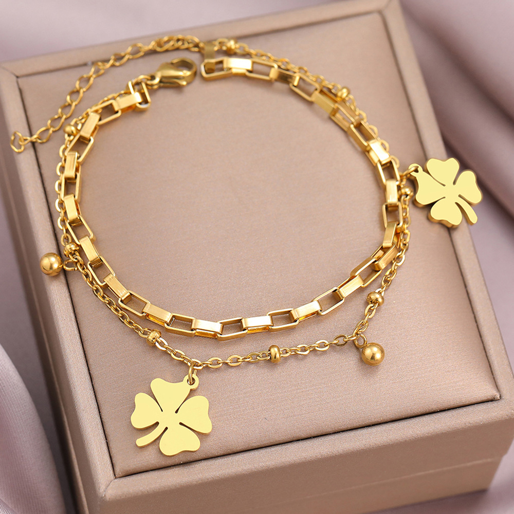 Lucky Clover Pendant Bracelet Details