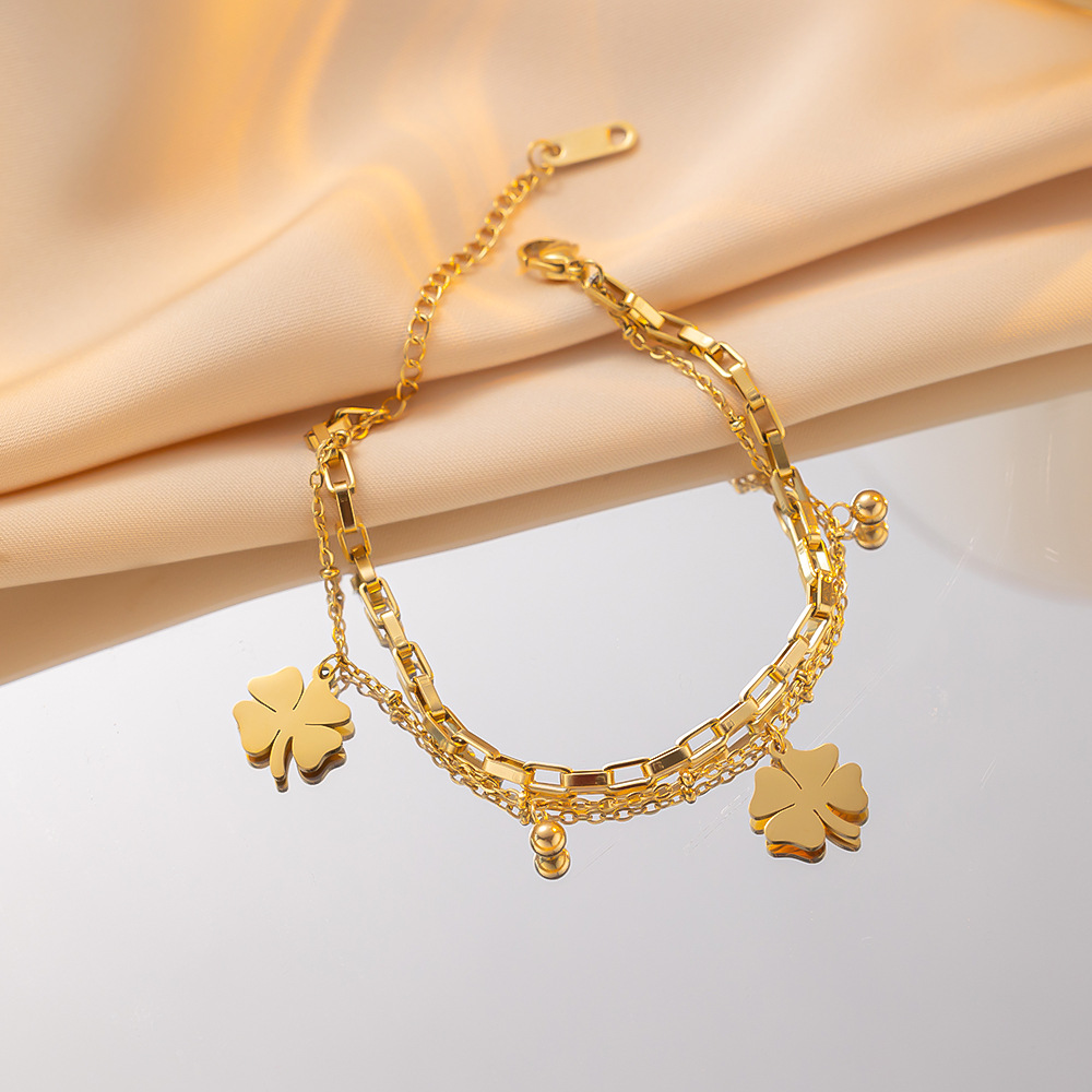 Lucky Clover Pendant Bracelet in Use