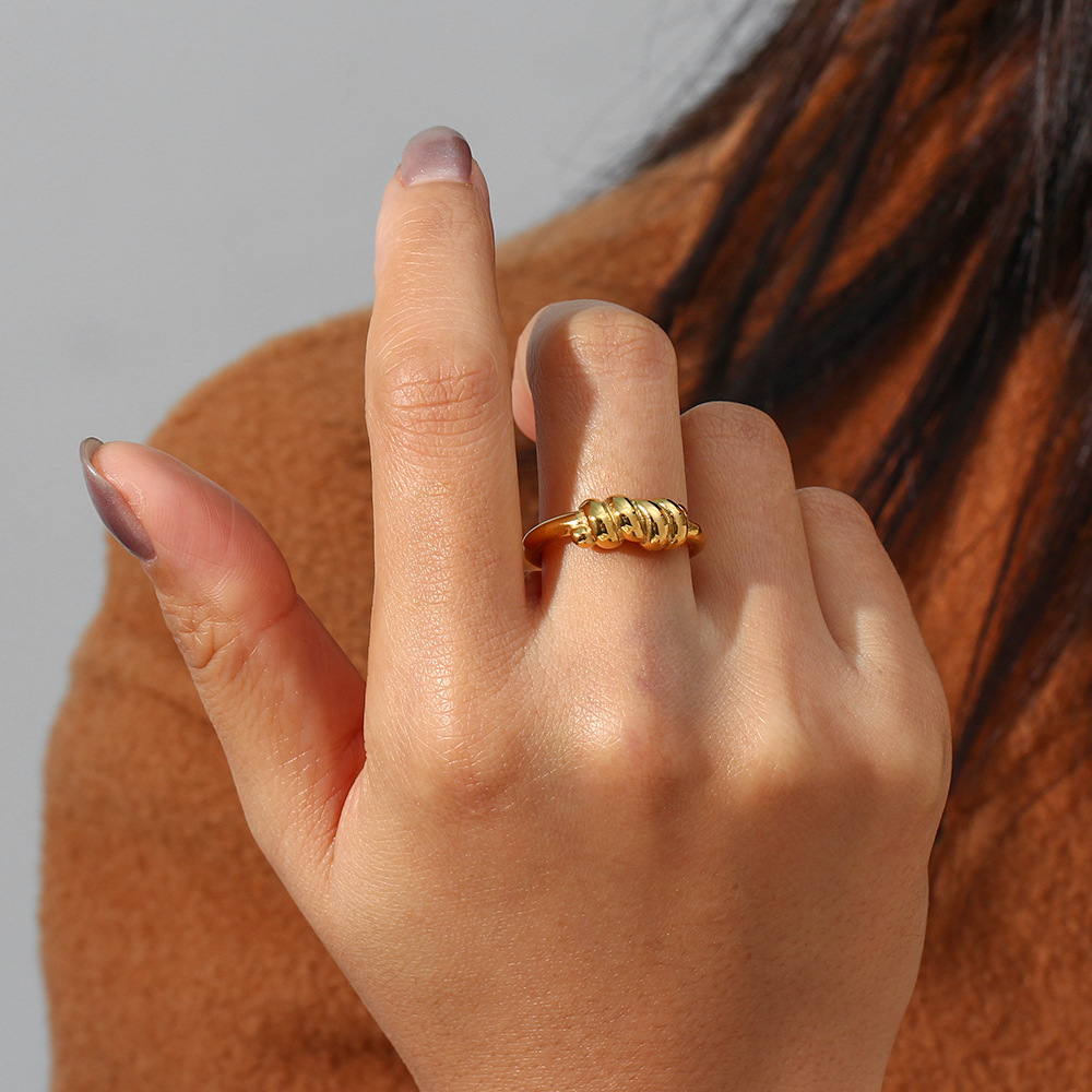 Lacrima Gold Ring Image 4
