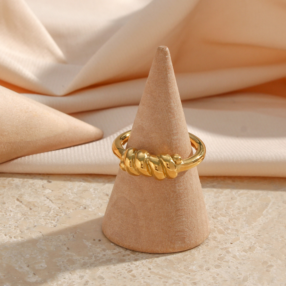 Lacrima Gold Ring Image 2