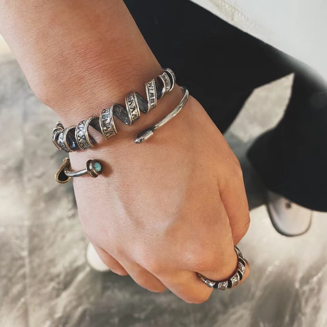 360-degree view of the bracelet