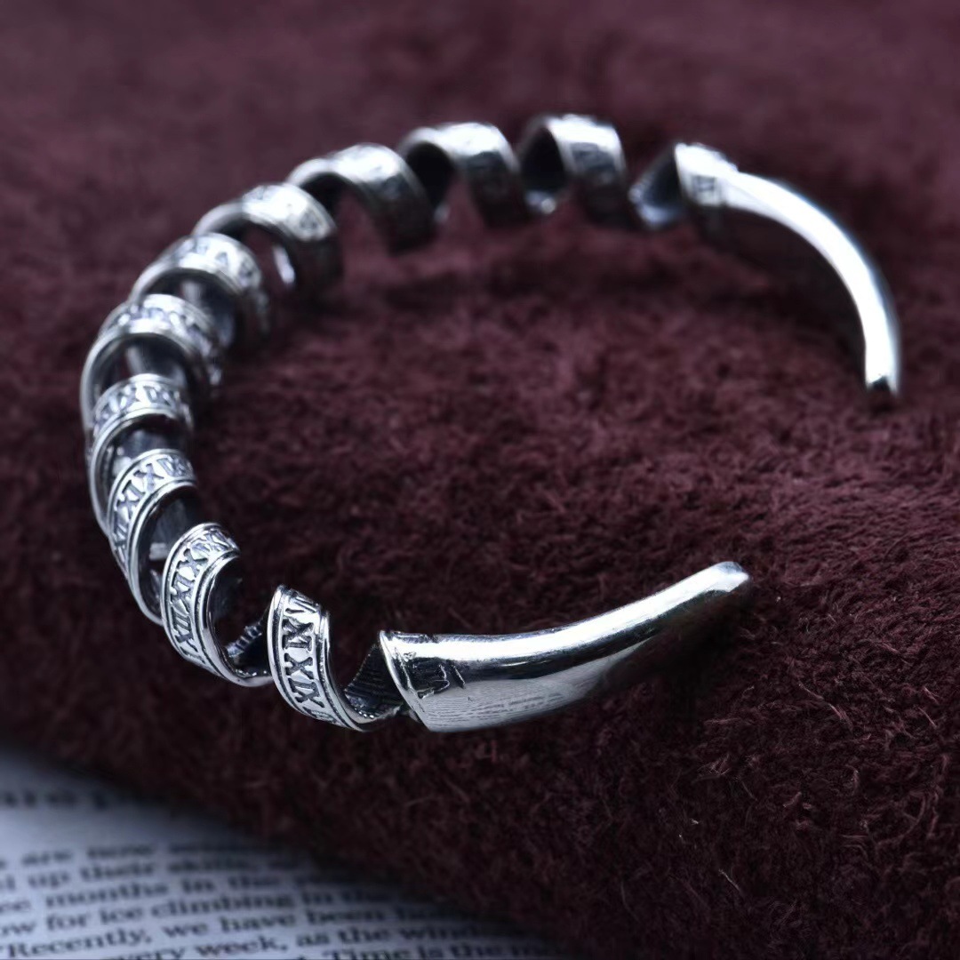 Elegant presentation of the bracelet