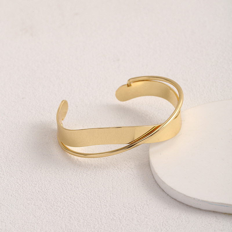 Irregular Gold Wave Bracelet Details