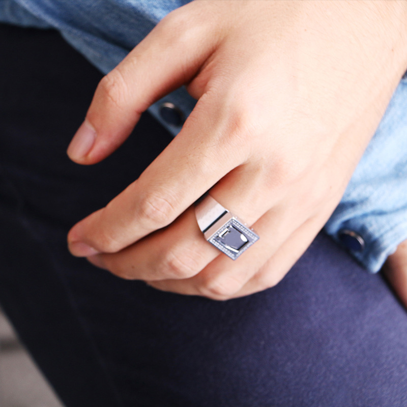 Self-Defense Ring With Blade Image 5