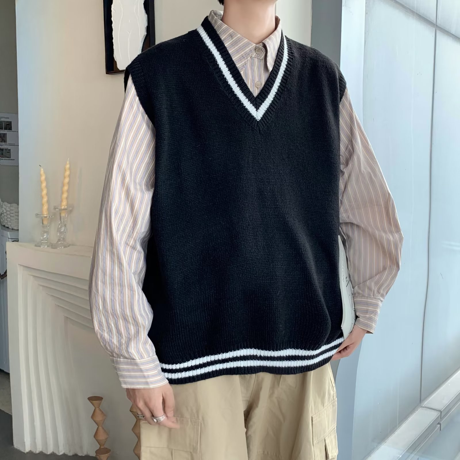Men's Fall V-neck Vest Sweater - Black Details