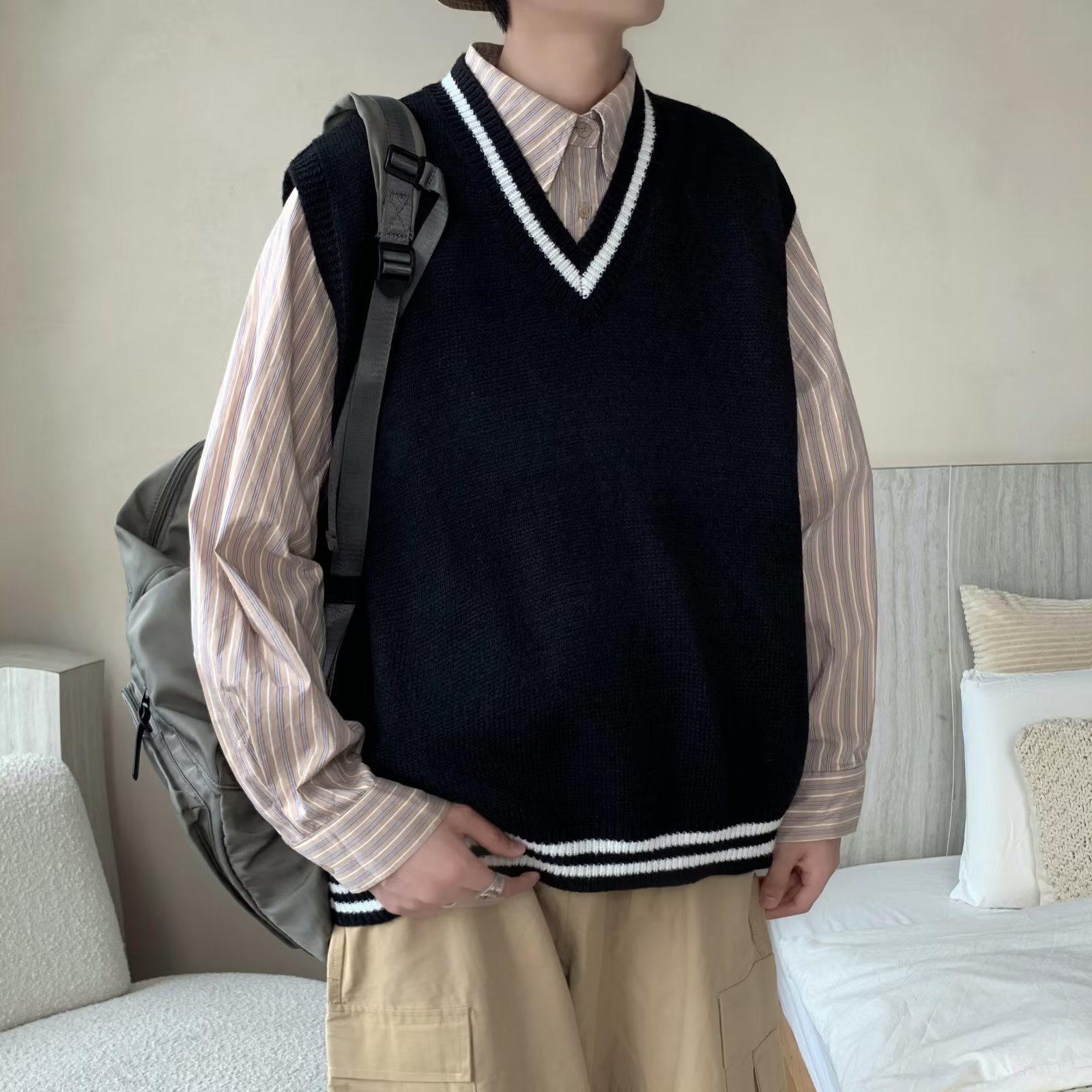 Men's Fall V-neck Vest Sweater - Khaki Details