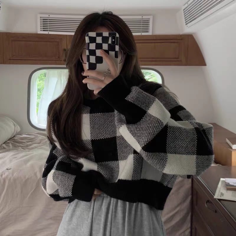 Women's Contrast Color Plaid Sweater - Black